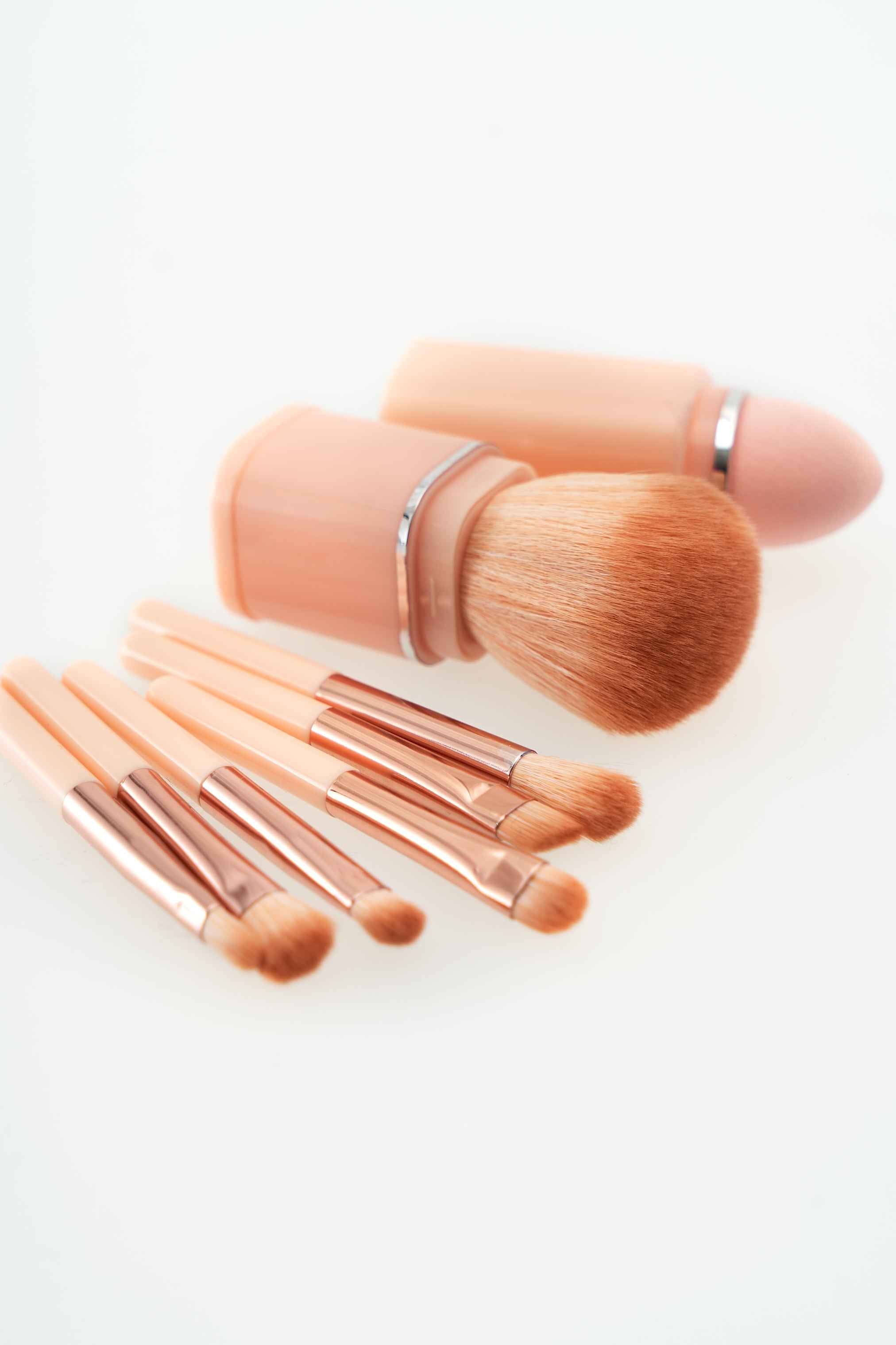 Set de pinceaux de maquillage avec étui (2 couleurs)